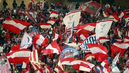 Aficionados de Chivas y Pumas protagonizan pleito previo al partido de ida de los 4tos de final