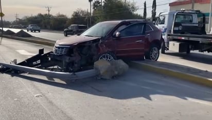 Conductor choca contra poste y destroza su auto