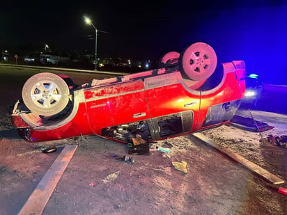 Sujeto vuelca en una camioneta prestada y la deja abandonada 