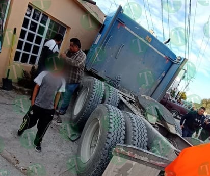 Tráiler causa pánico en Castaños: Chocas dos trocas e impacta casa donde rezaban rosario