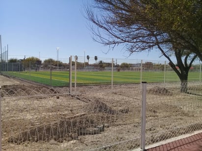 Manolo dará la primera patada en la cancha de fútbol de pasto sintético de la Macroplaza