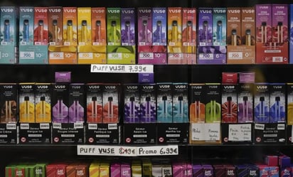 Parlamentarios franceses aprueban una prohibición de los cigarrillos electrónicos desechables