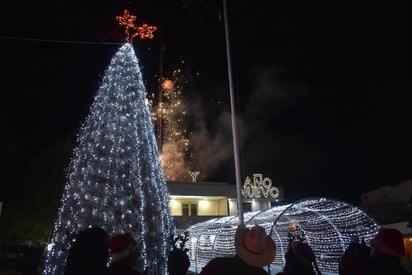 Cientos de niños disfrutan del encendido y desfile de Navidad en Villa Unión