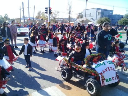 Jardines de niños desfilan con temática navideña