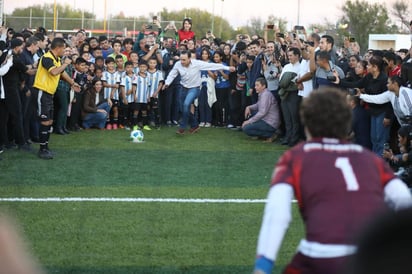 Manolo Jiménez inaugura las nuevas canchas de la Macroplaza 