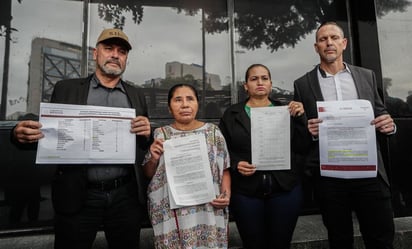 Familia LeBarón y Ceci Flores, madre buscadora, presentan denuncia en FGR por subregistro de muertos y desaparecidos