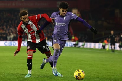 Liverpool vence 2-0 de visita al Sheffield y se mantiene al acecho del liderato del Arsenal