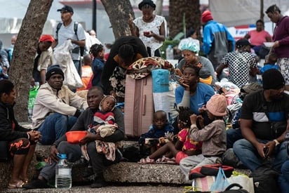 Atienden cuerpos de seguridad a migrantes