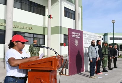 Primera mujer en recibir cartilla militar es la monclovense 'Lupita'