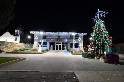 Cientos de navenses asisten al encendido del árbol de Navidad