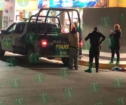 Enfermo mental armado con cuchillo causa terror en tienda Oxxo de Monclova