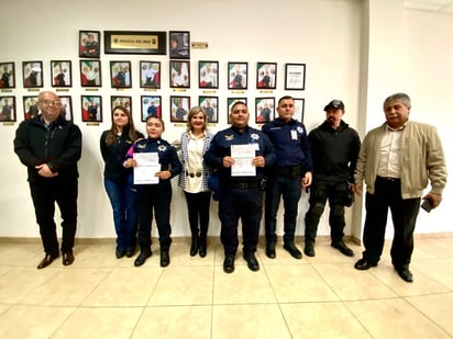 Premian al y a la policía del mes, colocan sus fotografías en la galería de honor 