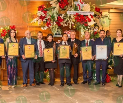 Empresarios homenajedos en reunión de presidentes y socios