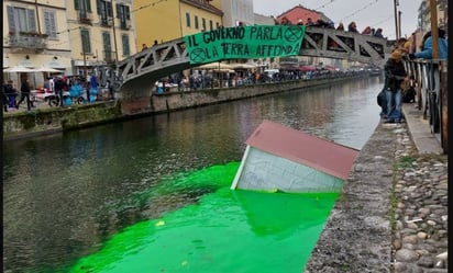 Activistas climáticos tiñen de verde los ríos de Roma, Milán y el Canal Grande de Venecia