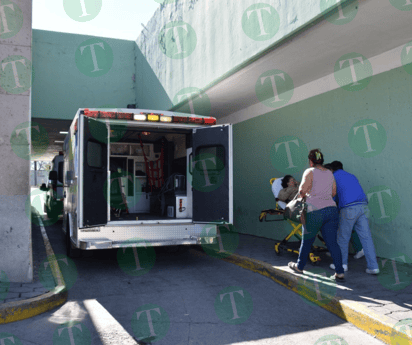 Chofer de ambulancia del IMSS auxilia a mujer que no podía respirar en Monclova