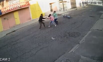 Sujeto intenta robar a menor en Ecatepec; madre lo enfrenta y logra rescatar a su niña