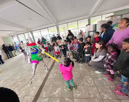 Niños migrantes reciben brigada de salud y festejo navideño