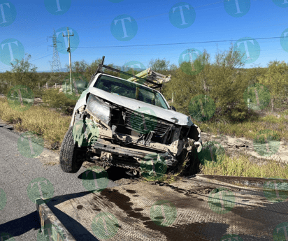 Trabajador de Ferromex sufre volcadura en la carretera Monclova-Monterrey