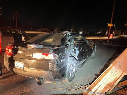 Sujeto choca vehículo y destroza poste, dejó sin luz varias colonias