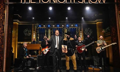 Así llevó Carín León su “Primera Cita” al Tonight Show de Jimmy Fallon; “arriba México”