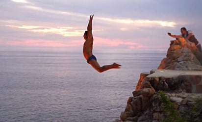 VIDEO: Clavadistas vuelven a brillar en La Quebrada tras el paso devastador de 'Otis' en Acapulco