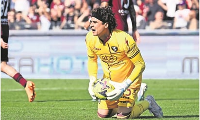 Memo Ochoa y el peculiar homenaje que le rindió la afición del Salernitana