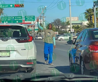 Artista urbano se ganan el pan de cada día en bulevar Pape