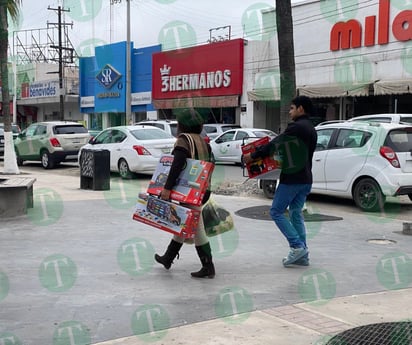 Familias se preparan para los regalos de navidad