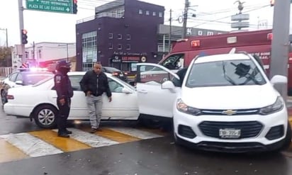 Sujeto que omite la luz del semáforo provoca un accidente vial