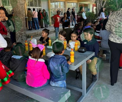 Alumnos acuden a último día hábil previo a vacaciones navideñas