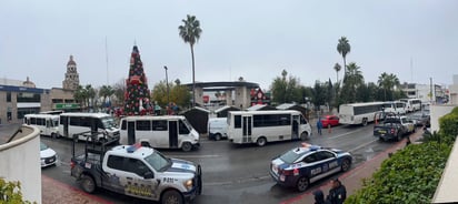 Transportistas de la ruta Directo bloquean el primer cuadro de la ciudad de Monclova