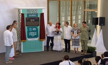 AMLO devela placa de inauguración del primer tramo del Tren Maya