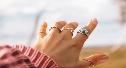 ¡Descifra el lenguaje secreto que esconden tus manos con los anillos!: ¡Permite que cada dedo sea un lienzo donde tu personalidad se exprese con estilo y encanto!