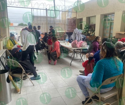 Cientos de migrantes llegaron a media noche a la parroquia del Verbo Encarnado 