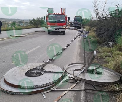 Caos vial tras doble accidente de tráiler en el Libramiento Carlos Salinas de Gortari