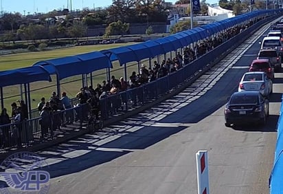 Históricas filas de peatones en el puente