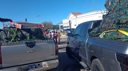 Paisanos abarrotan la antigua garita del KM53 buscando permisos vehiculares