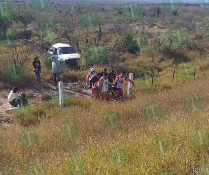 Familia regiomontana sufre volcadura camino a una boda en Monclova