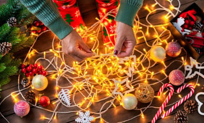 Coloca las luces de navidad de manera segura y un toque geek