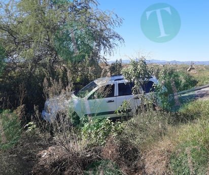 Joven ileso al salir de la carretera en su Jeep