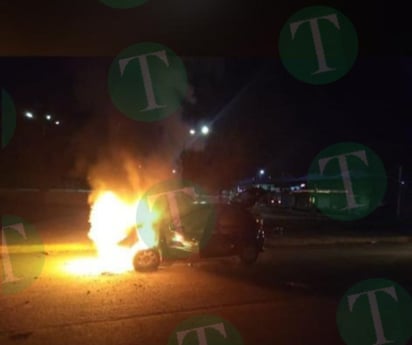 Incendio de auto genera alerta cerca de Bodega Aurrerá en la colonia Del Río