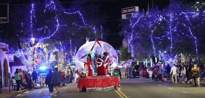 Desfile navideño recorre las principales calles de Eagle Pass 