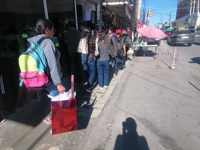 Comercios llenos en víspera de Navidad por compras para el 24