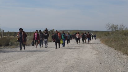 Iglesia regala kit de alimento e hidratación a migrantes