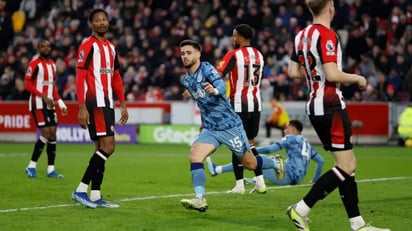 Aston Villa venció a Brentford y sigue soñando en la Premier League