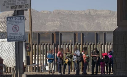 EU reabre paso fronterizo en Texas; mantiene suspensión de revisión de trenes