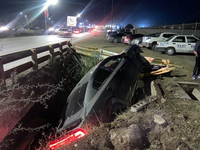 Un joven esquiva choque y termina en un arroyo 