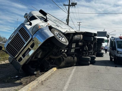 Trailero vuelca con 14 toneladas de cartón en entronque PN-Nava