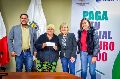 Reciben cheques del seguro contra desastres