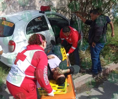 Apresurado taxista provoca fuerte choque en la Zona Centro de Monclova